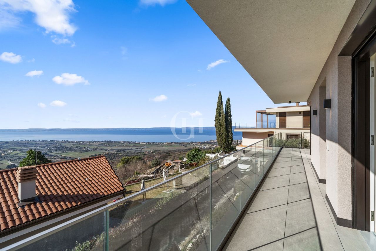 Вилла у озера Гарда, Италия, 402 м² - фото 11