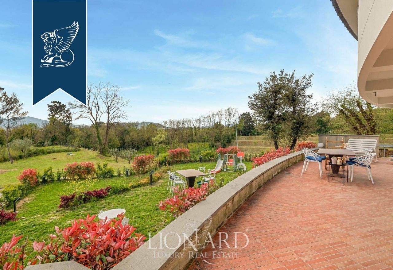 Вилла в Капаннори, Италия, 1 800 м² - фото 2