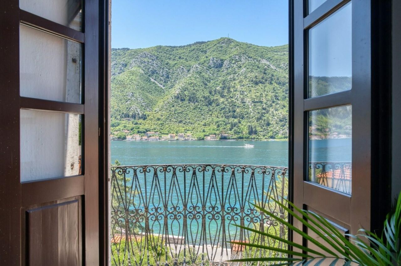 Квартира в Доброте, Черногория, 129 м² - фото 1