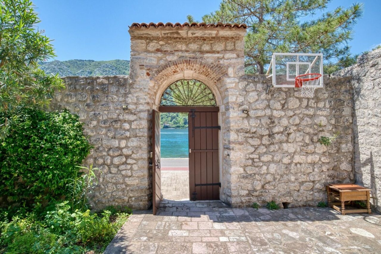 Квартира в Доброте, Черногория, 129 м² - фото 18