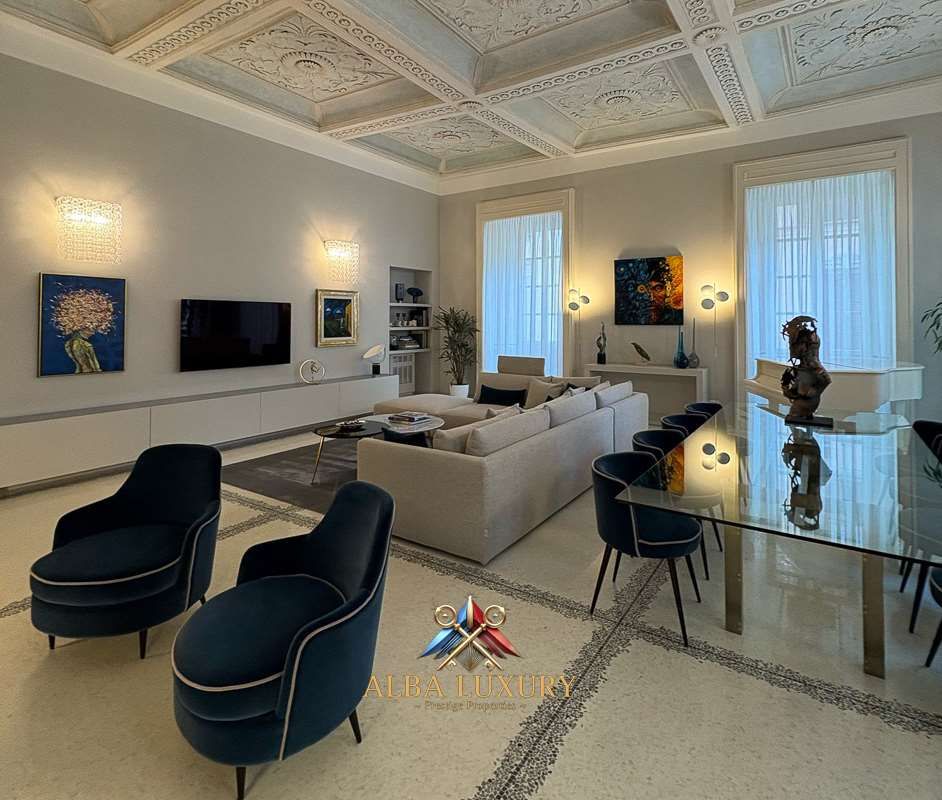 Апартаменты у озера Комо, Италия, 300 м² - фото 1