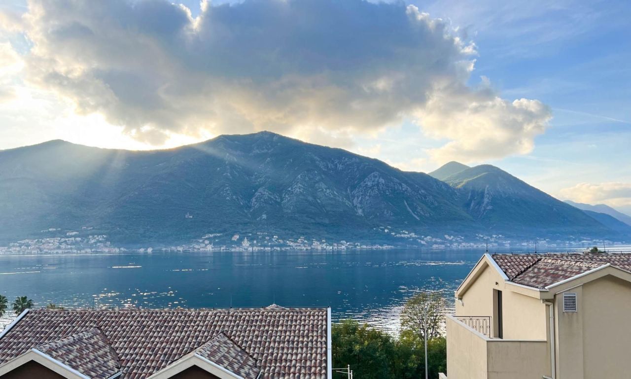 Квартира в Доброте, Черногория, 82 м² - фото 11