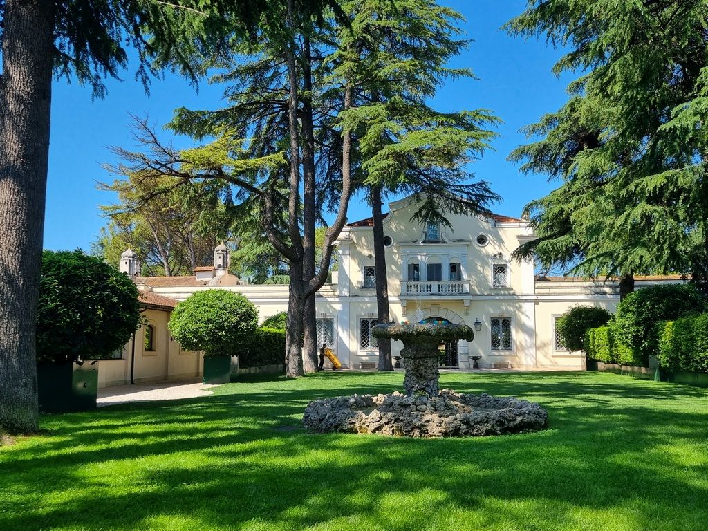 Коммерческая недвижимость в Риме, Италия, 3 000 м² - фото 1