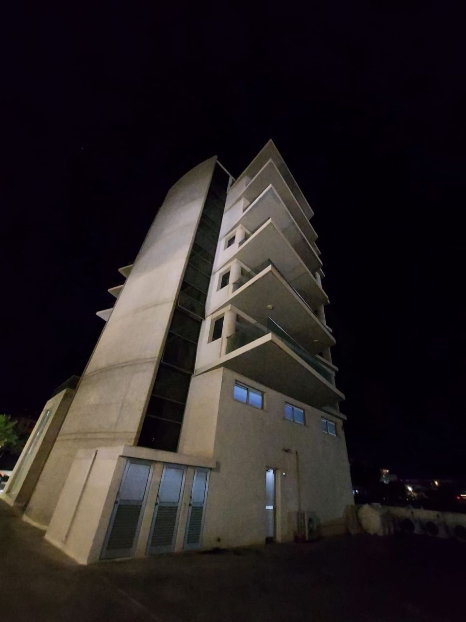 Коммерческая недвижимость в Ларнаке, Кипр, 1 100 м² - фото 1