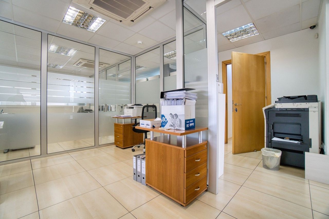 Офис в Лимасоле, Кипр, 850 м² - фото 1