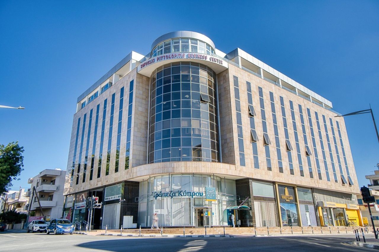 Офис в Пафосе, Кипр, 680 м² - фото 1