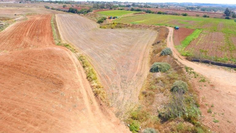 Земля в Ларнаке, Кипр, 13 000 м² - фото 3