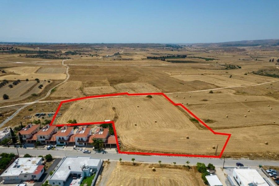 Земля в Никосии, Кипр, 13 713 м² - фото 3