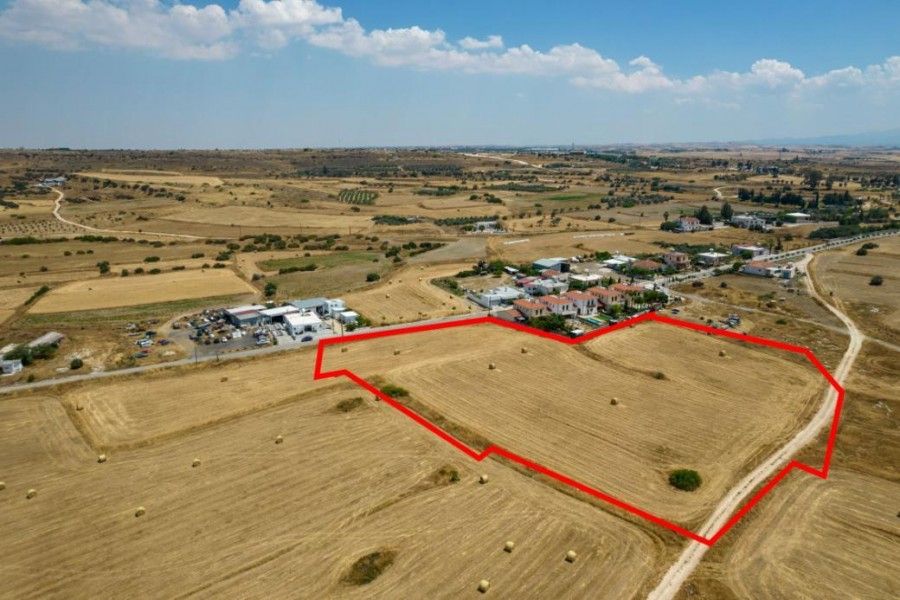 Земля в Никосии, Кипр, 13 713 м² - фото 4