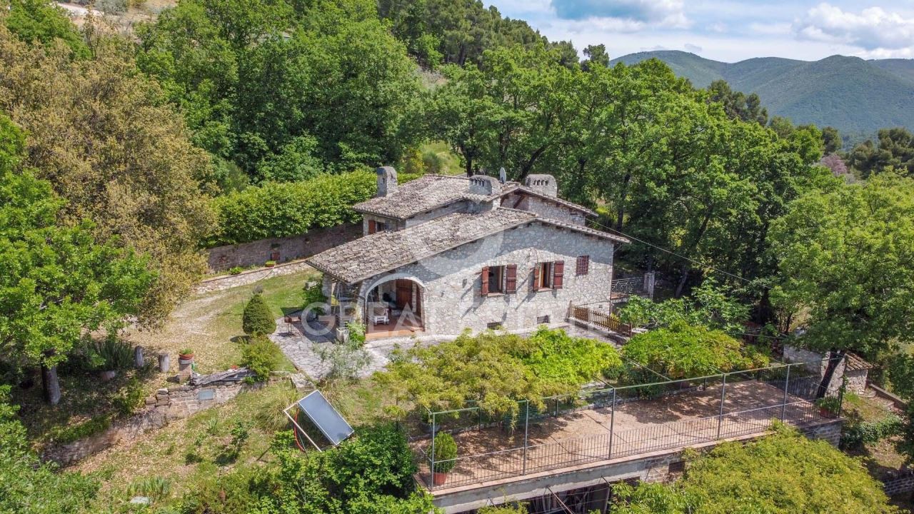Дом в Кампелло-суль-Клитунно, Италия, 202 м² - фото 1