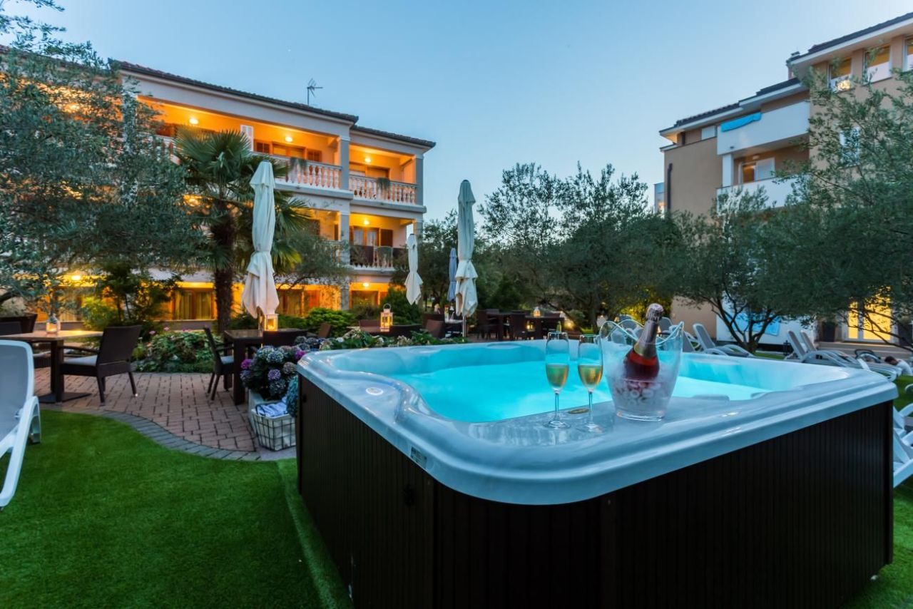 Отель, гостиница Malinska, Хорватия, 1 258 м² - фото 2