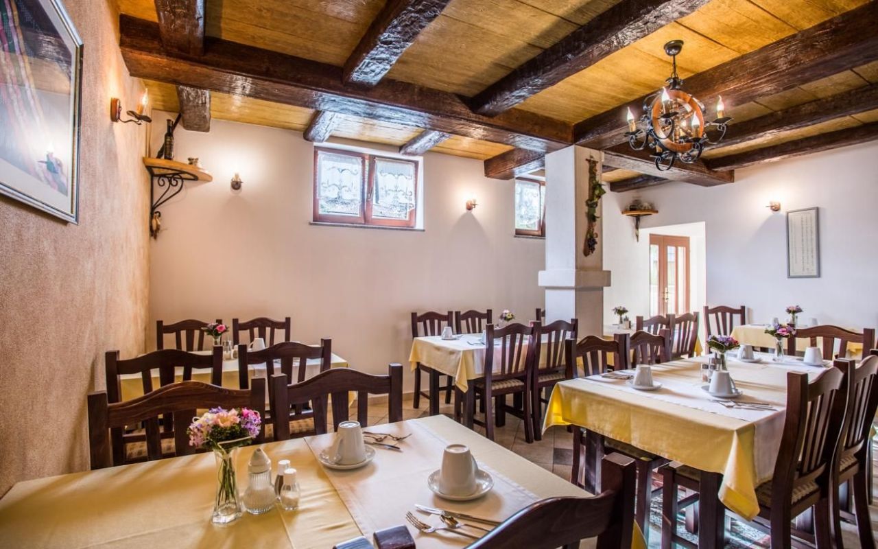 Отель, гостиница Malinska, Хорватия, 1 258 м² - фото 4