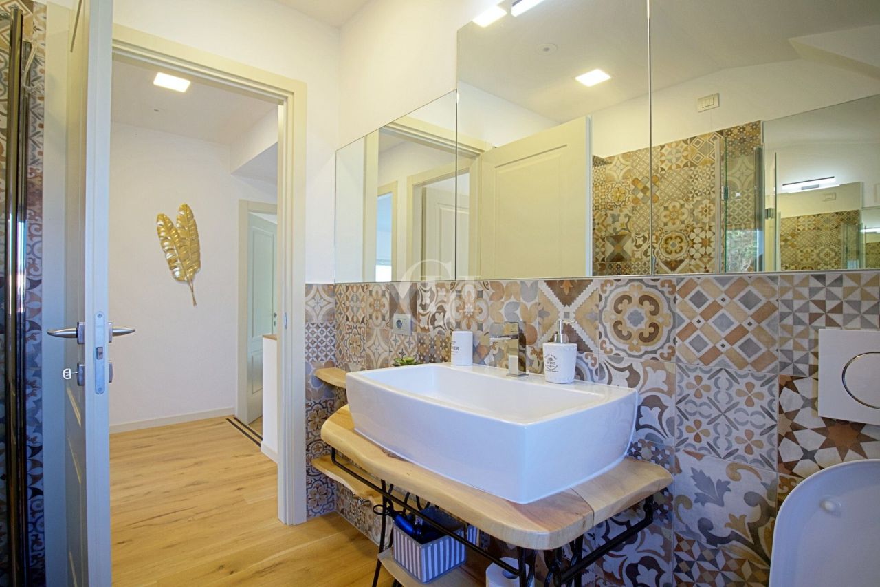 Вилла у озера Комо, Италия, 260 м² - фото 12