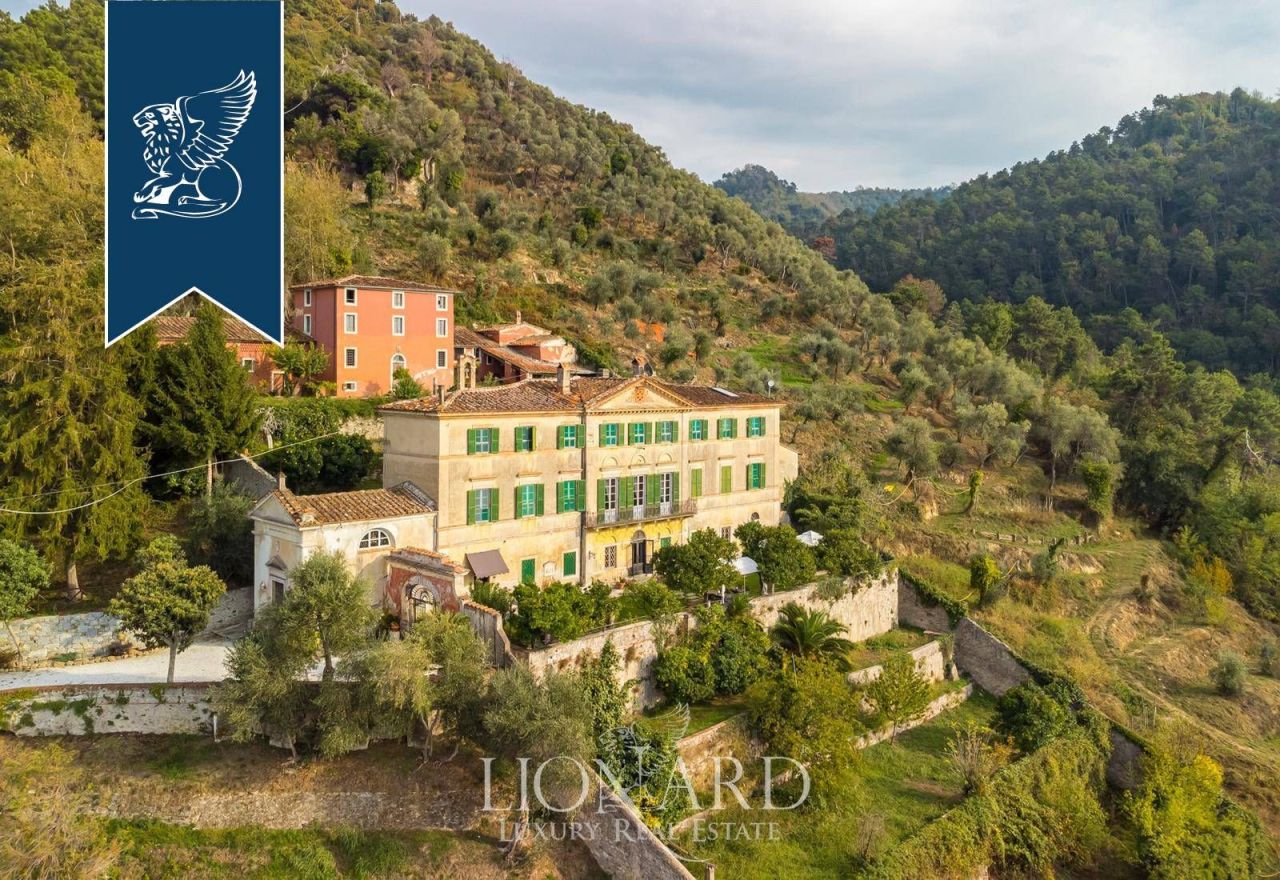 Вилла в Камайоре, Италия, 900 м² - фото 1