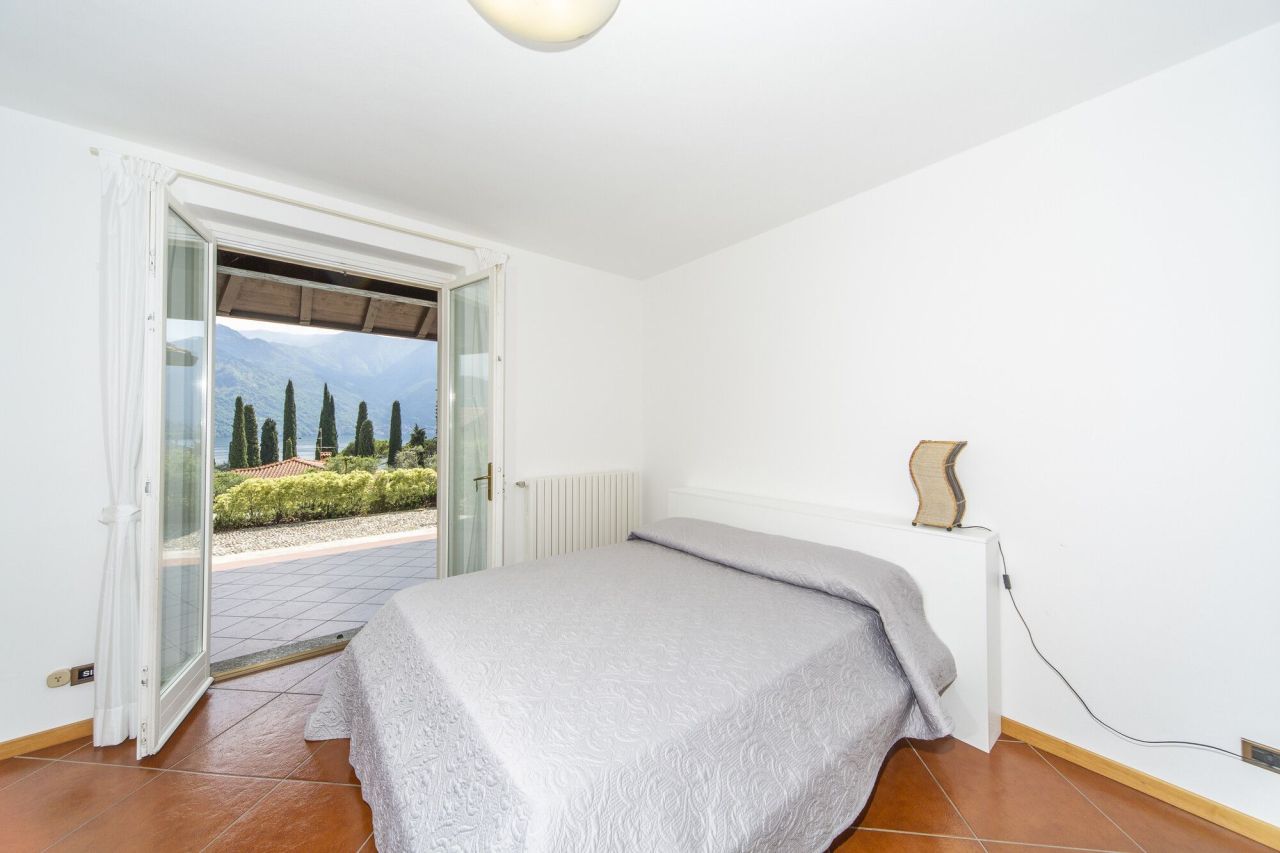 Вилла у озера Комо, Италия, 250 м² - фото 13