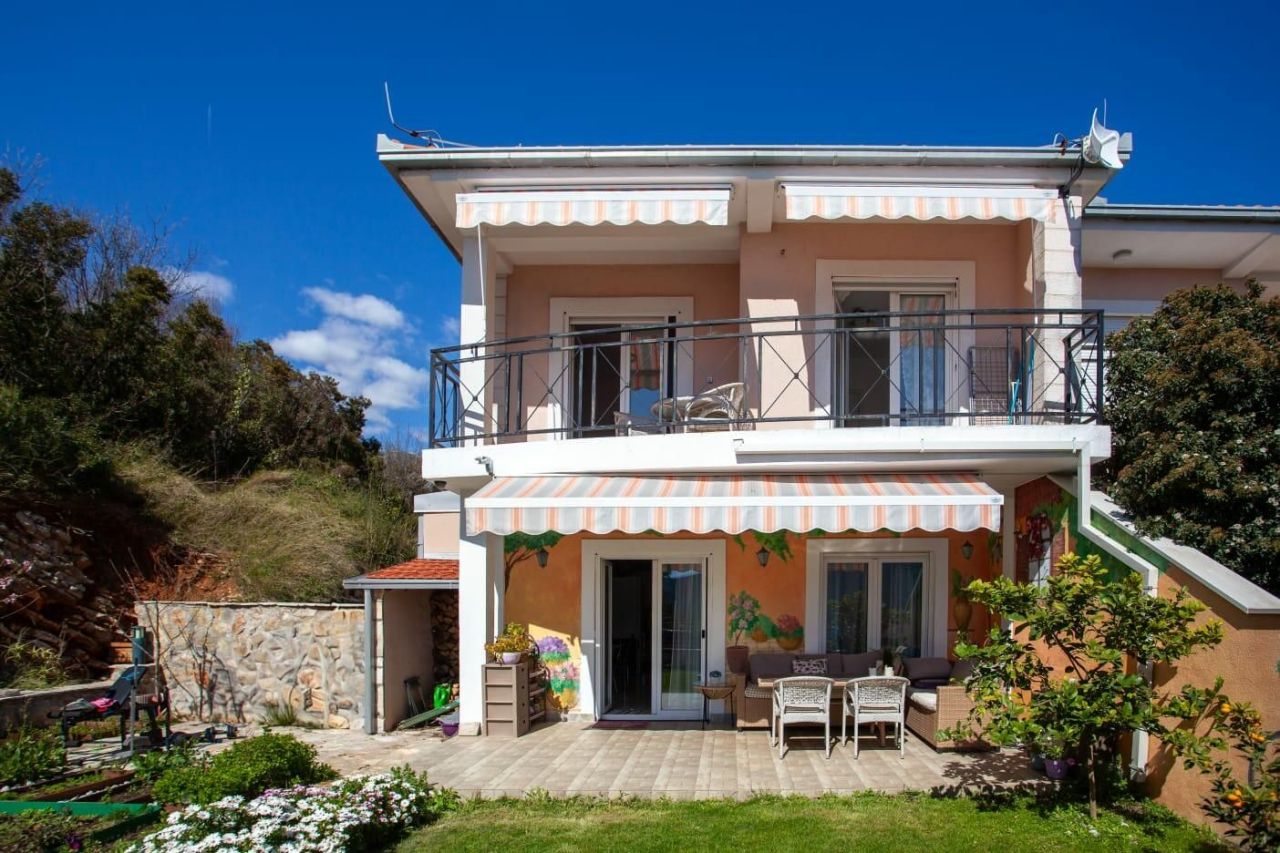 Дом в Херцег-Нови, Черногория, 162 м² - фото 1