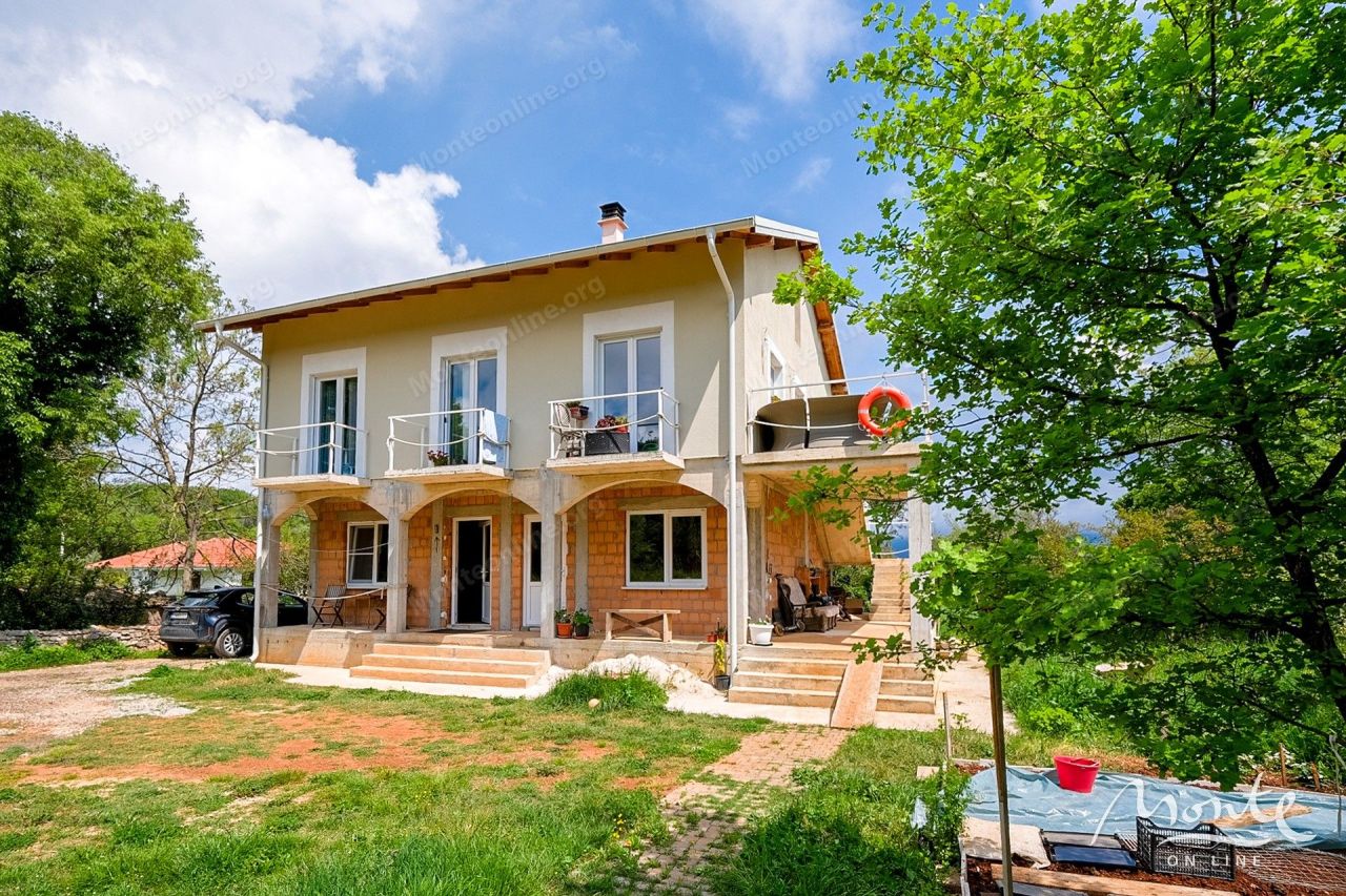 Дом в Тивате, Черногория, 230 м² - фото 1