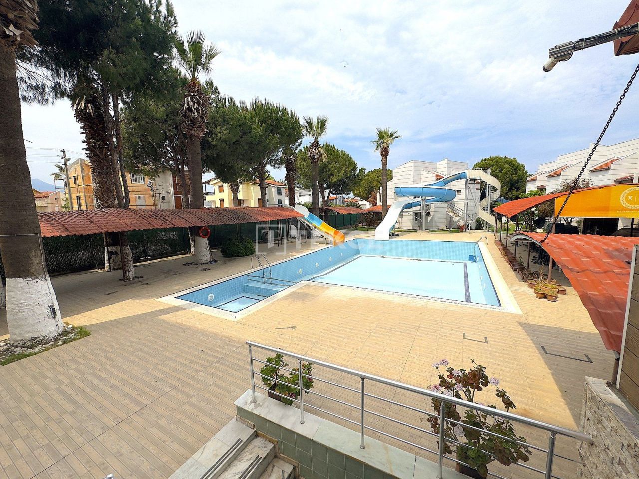 Отель, гостиница в Кушадасы, Турция, 6 000 м² - фото 1