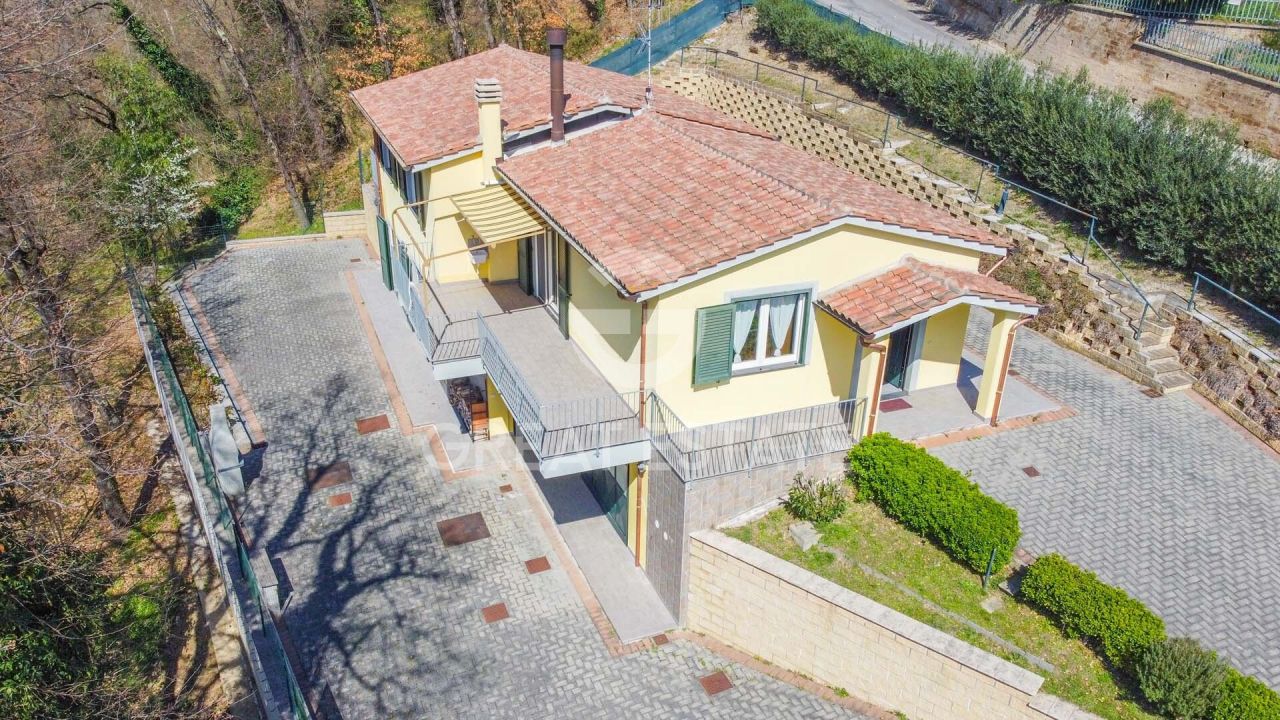 Вилла в Фабро, Италия, 258 м² - фото 1