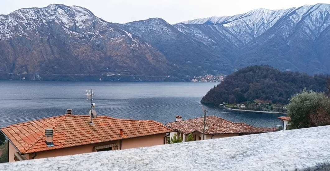 Вилла у озера Комо, Италия, 360 м² - фото 2