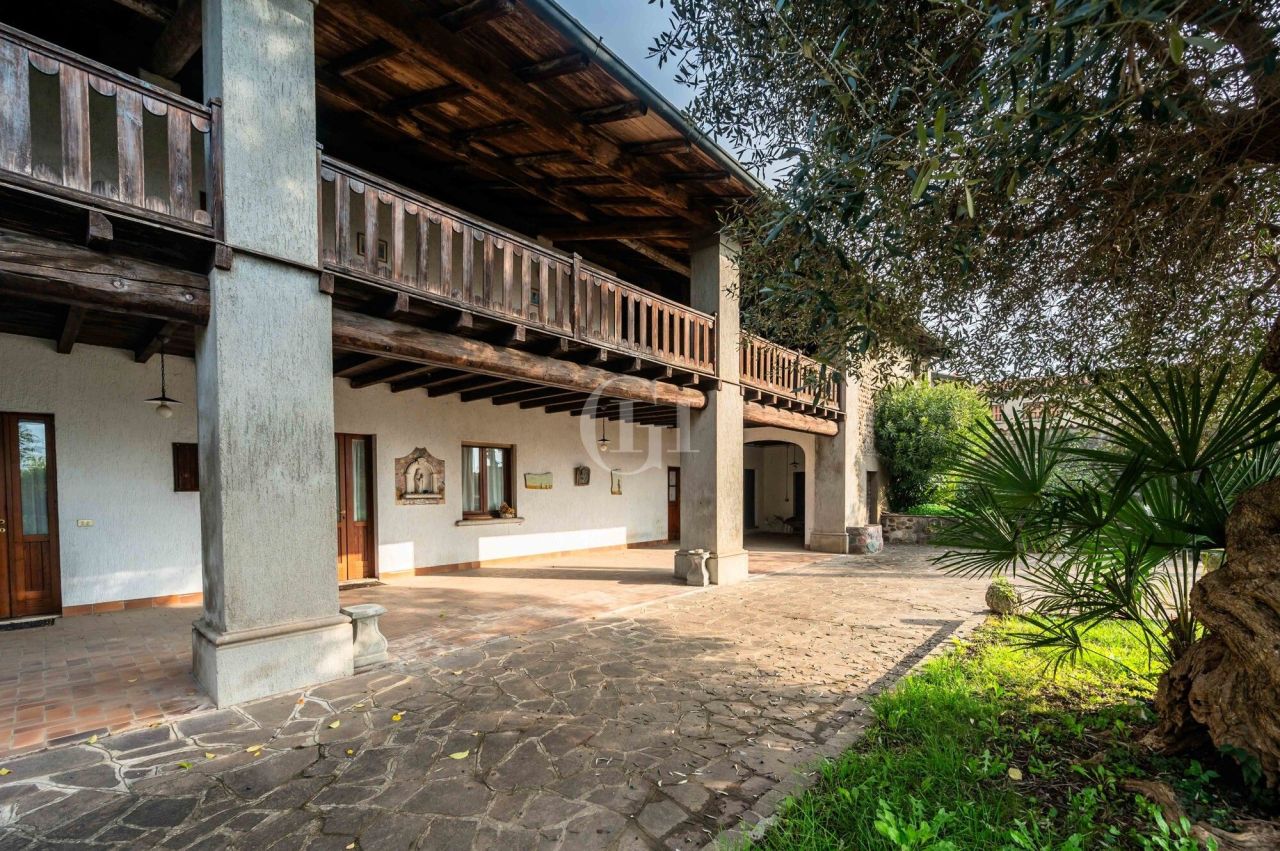 Поместье у озера Изео, Италия, 400 м² - фото 1