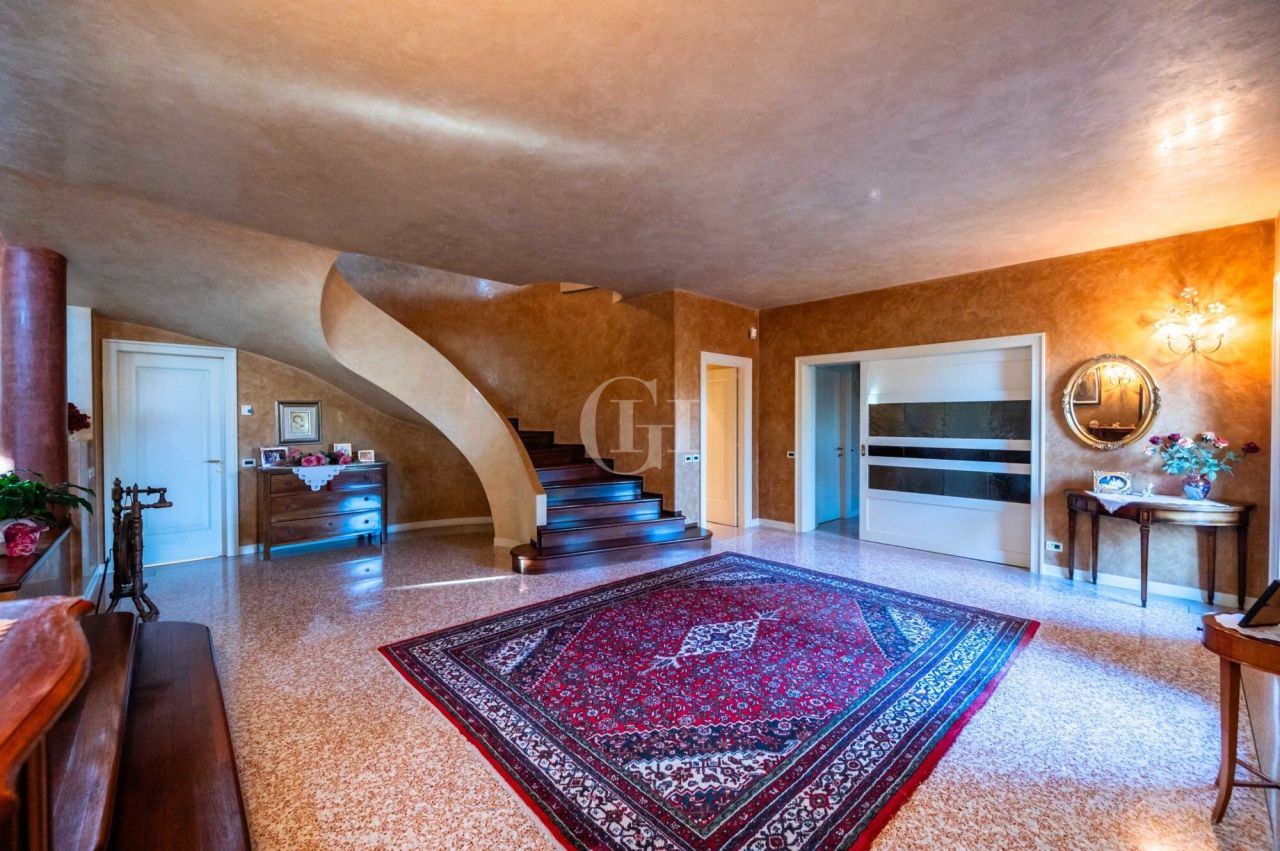 Вилла у озера Изео, Италия, 435 м² - фото 1