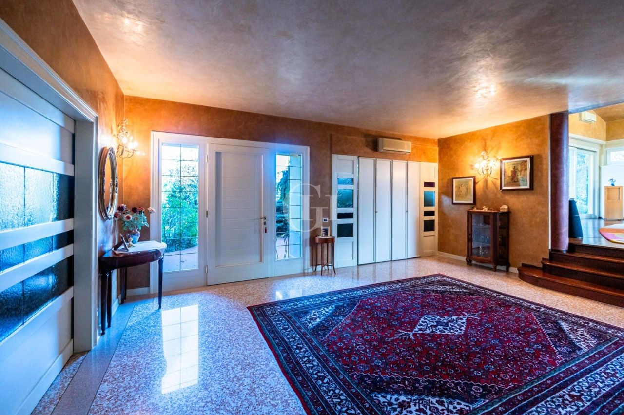 Вилла у озера Изео, Италия, 435 м² - фото 3