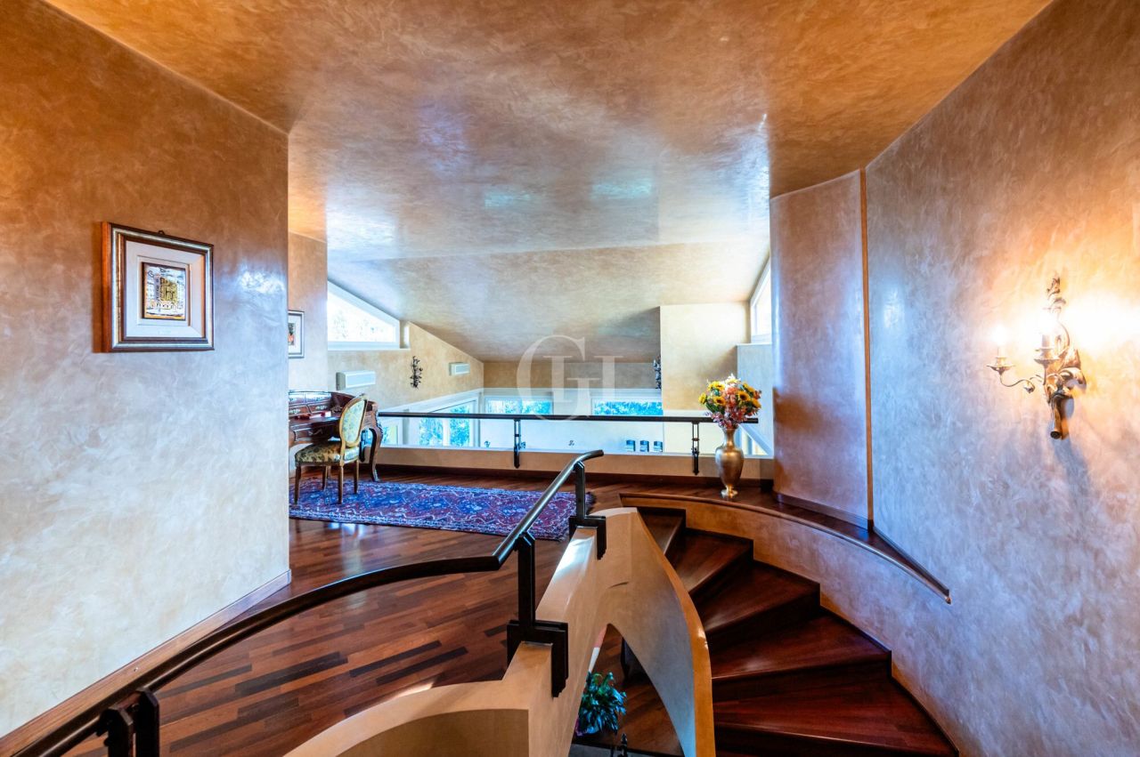 Вилла у озера Изео, Италия, 435 м² - фото 10