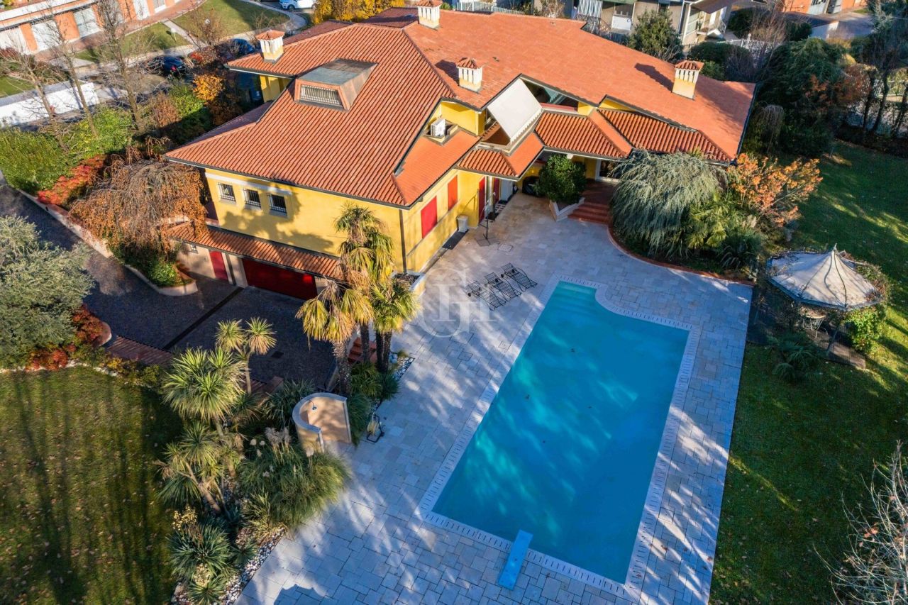 Вилла у озера Изео, Италия, 435 м² - фото 2