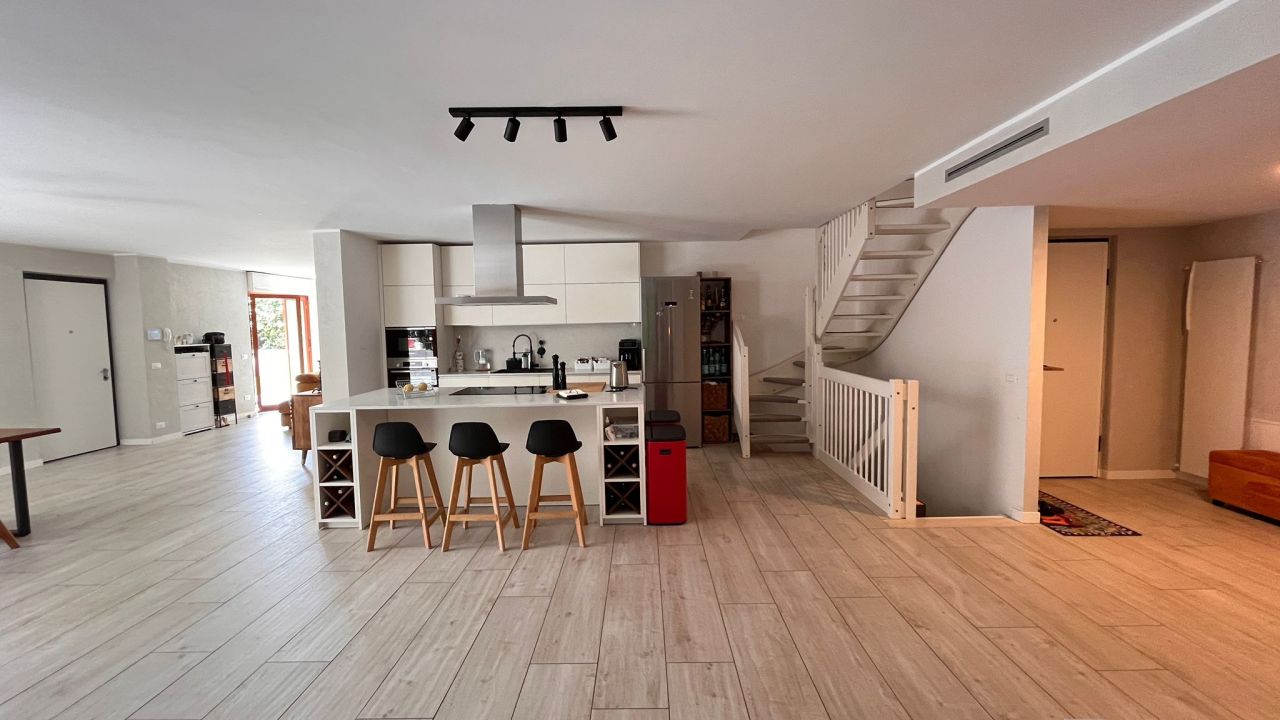 Апартаменты в провинции Монца-э-Брианца, Италия, 220 м² - фото 1