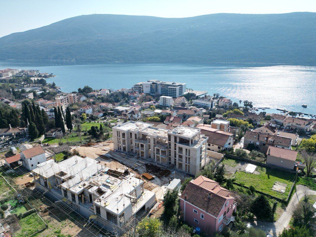 Квартира в Херцег-Нови, Черногория, 89 м² - фото 1