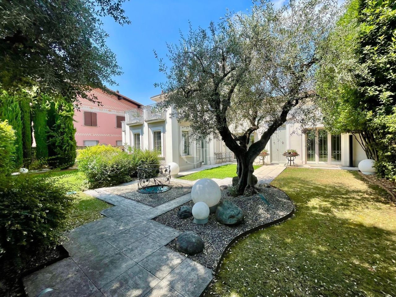 Вилла у озера Изео, Италия, 728 м² - фото 2