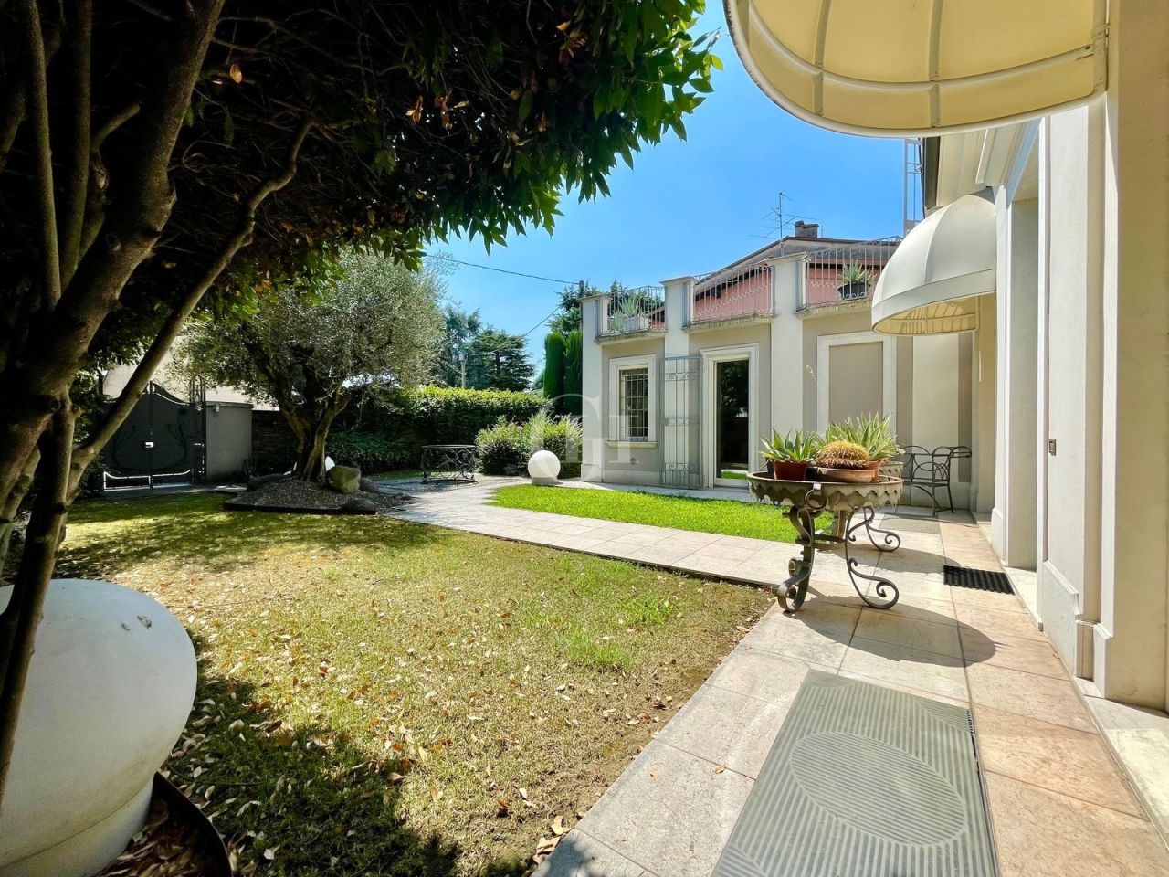 Вилла у озера Изео, Италия, 728 м² - фото 3