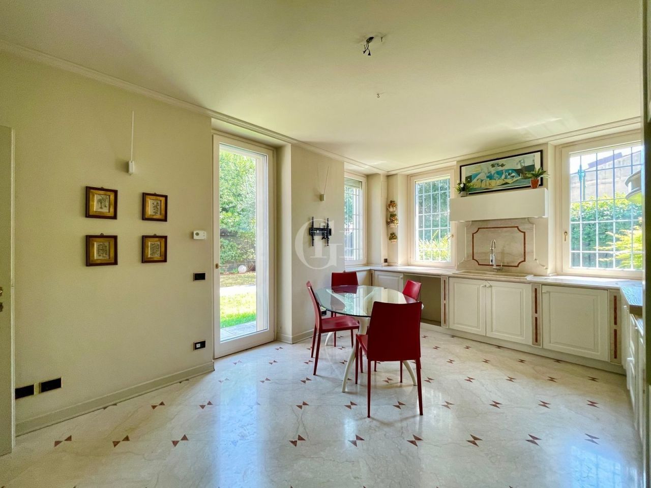 Вилла у озера Изео, Италия, 728 м² - фото 9