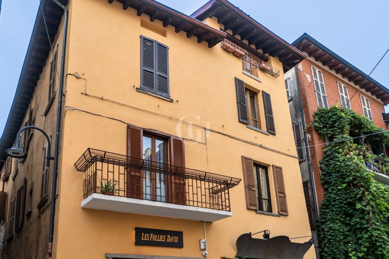 Доходный дом у озера Изео, Италия, 600 м² - фото 1