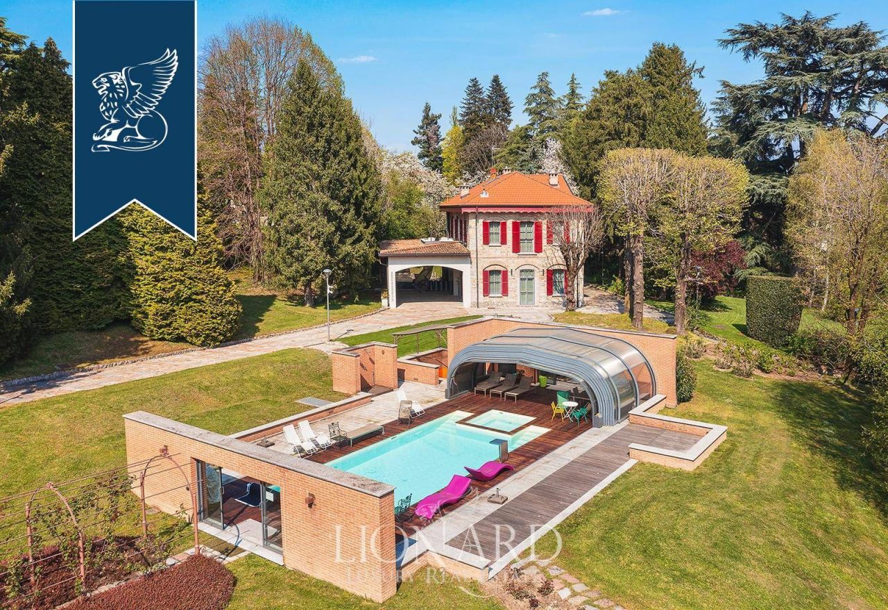 Вилла в Эрбе, Италия, 2 520 м² - фото 1