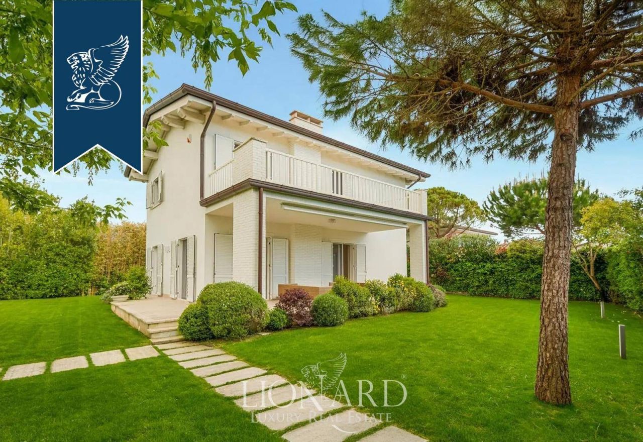 Вилла в Форте деи Марми, Италия, 250 м² - фото 1