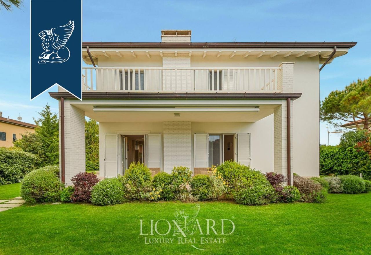 Вилла в Форте деи Марми, Италия, 250 м² - фото 2