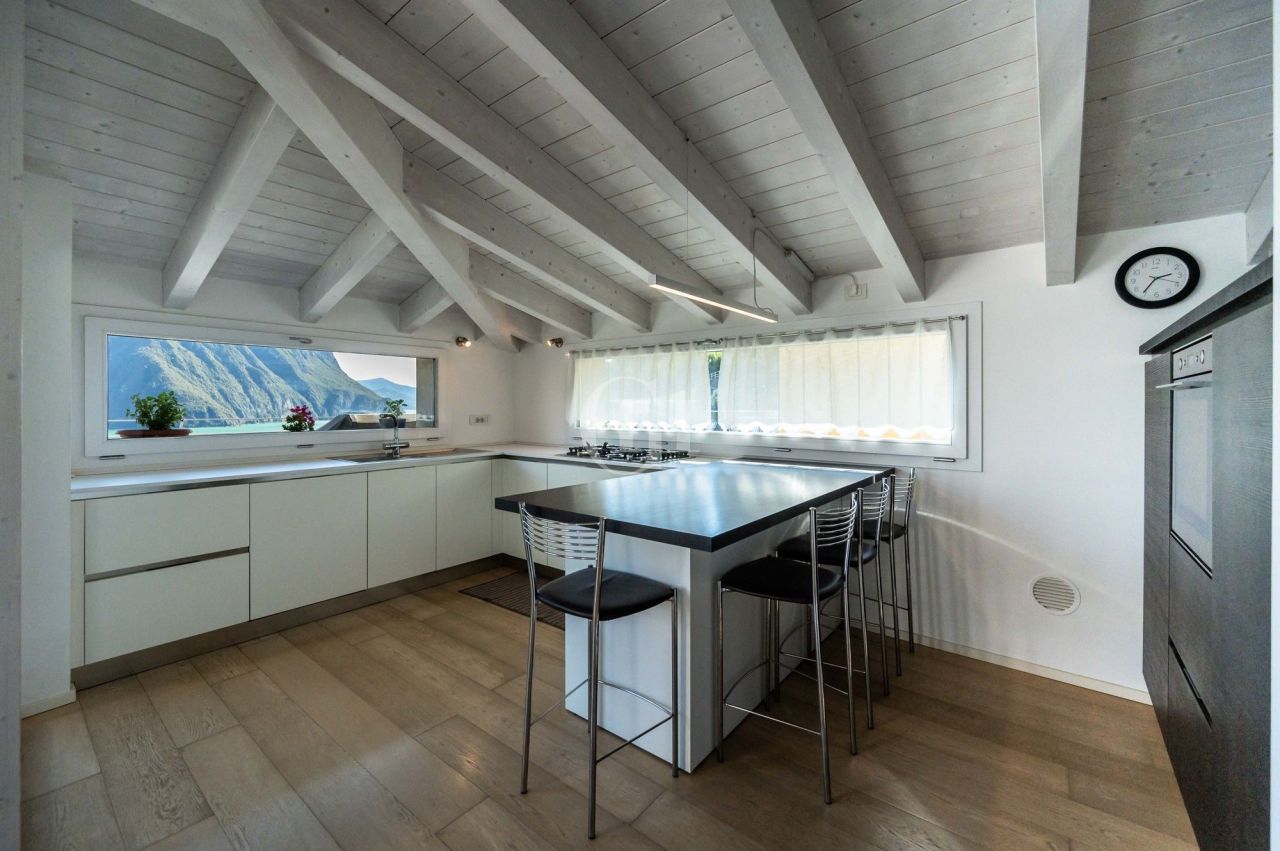 Вилла у озера Изео, Италия, 350 м² - фото 6