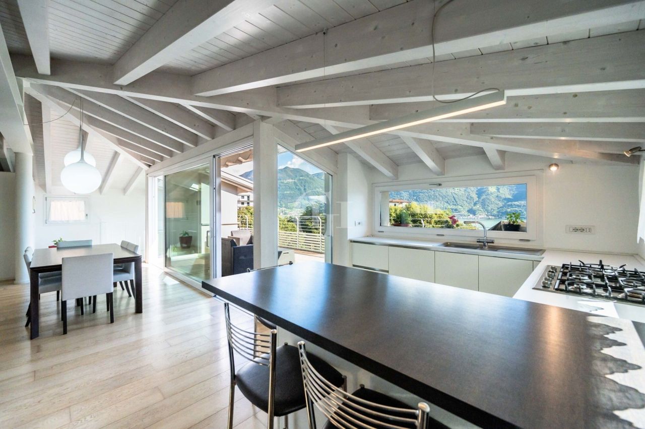 Вилла у озера Изео, Италия, 350 м² - фото 1