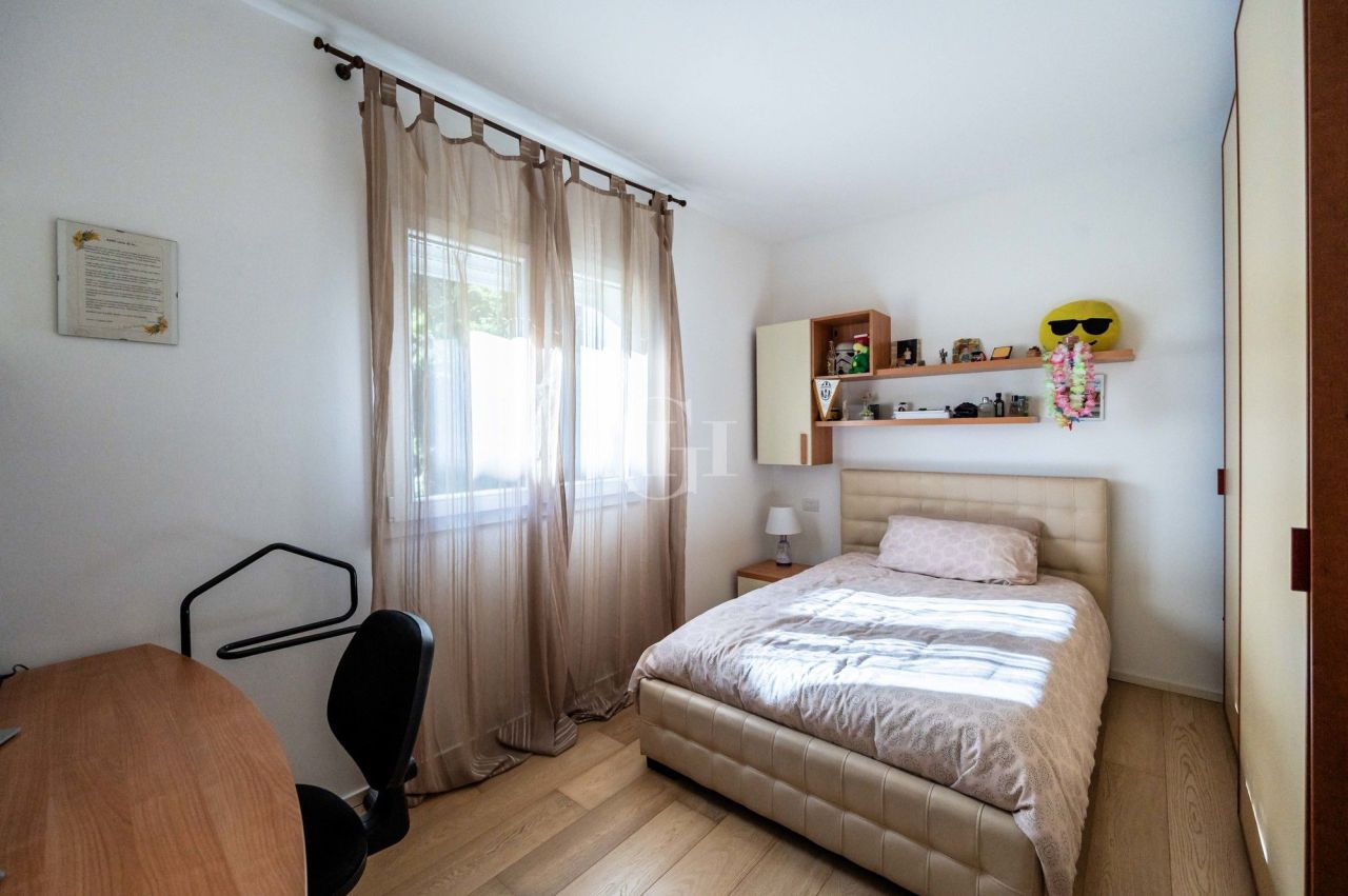 Вилла у озера Изео, Италия, 350 м² - фото 14