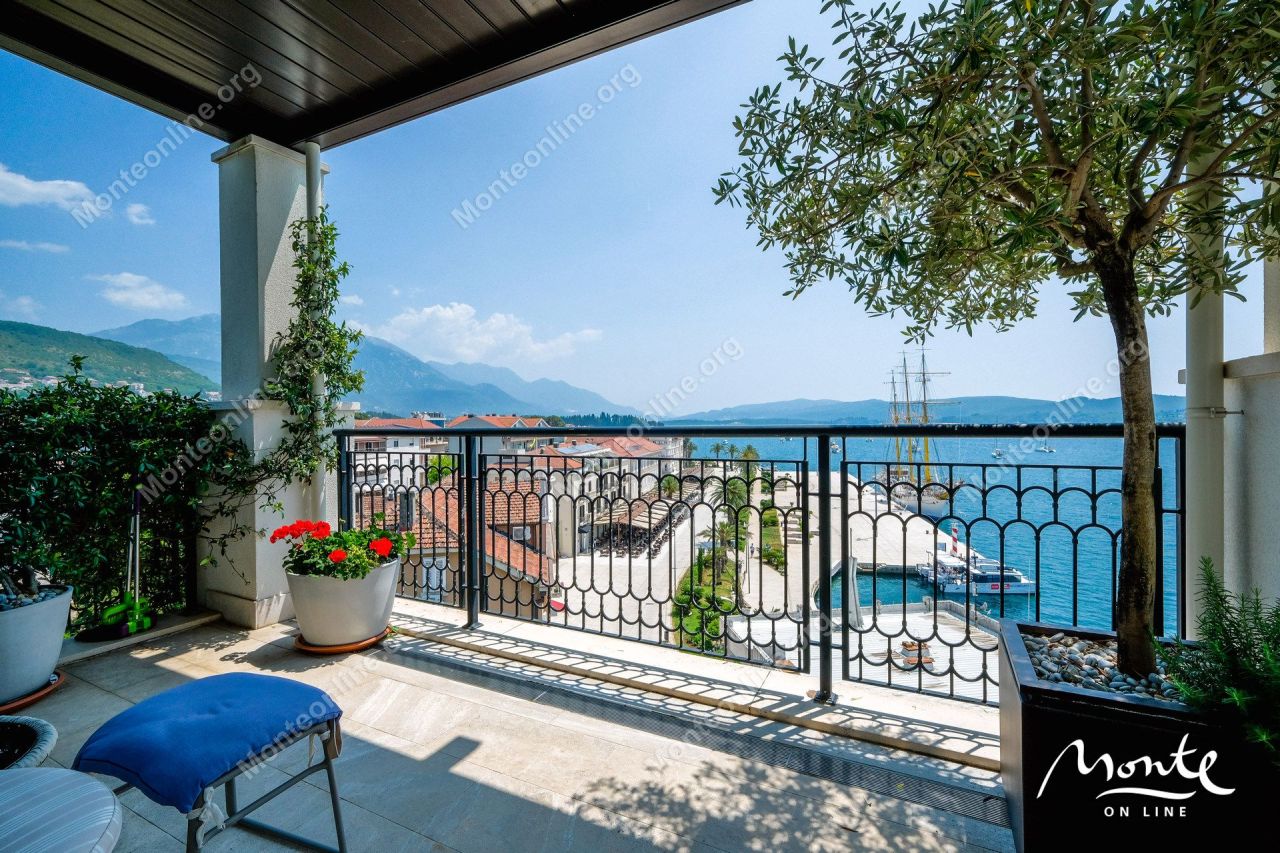 Апартаменты в Тивате, Черногория, 136 м² - фото 1