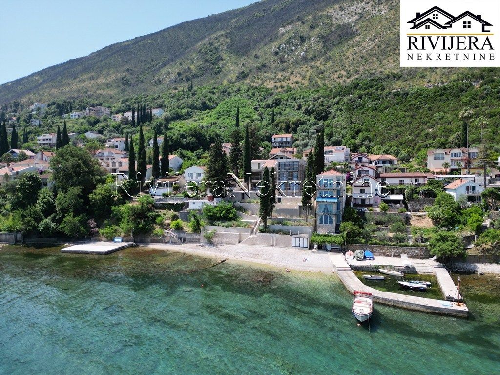 Вилла в Херцег-Нови, Черногория, 237 м² - фото 1