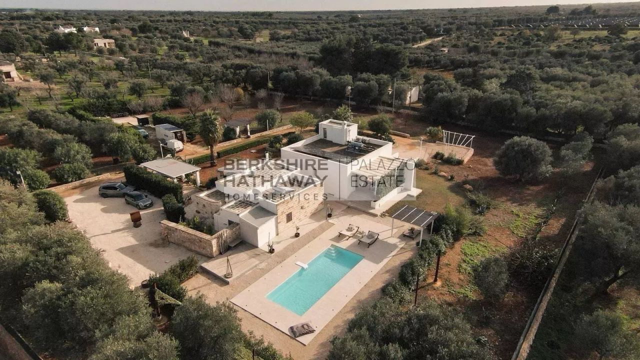 Вилла в Остуни, Италия, 308 м² - фото 1