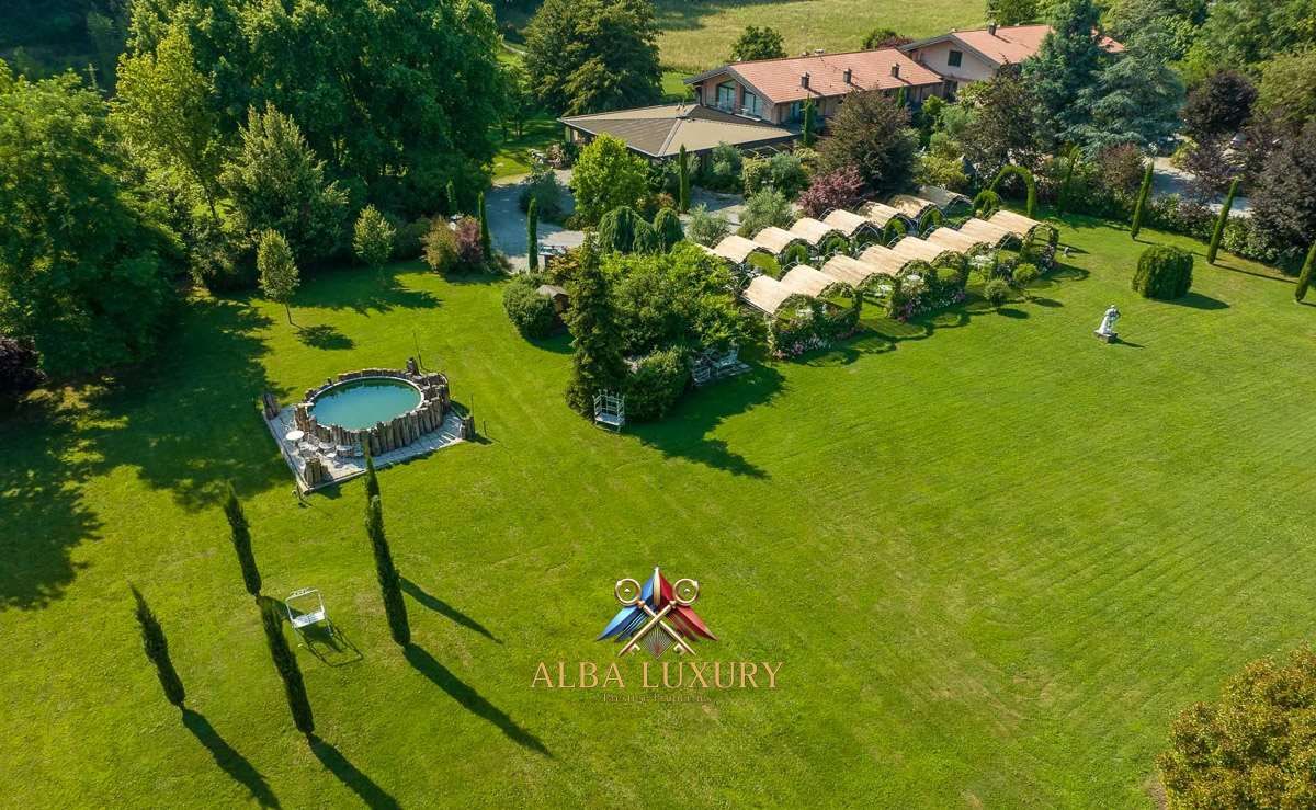 Вилла в Варесе, Италия, 2 500 м² - фото 1