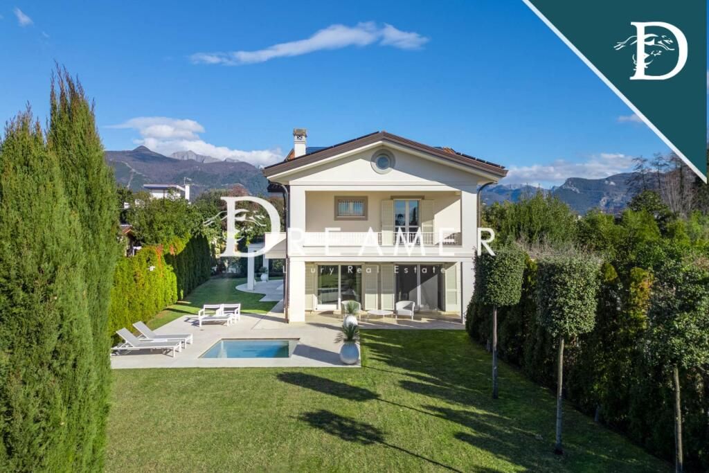 Вилла в Форте деи Марми, Италия, 390.41 м² - фото 1