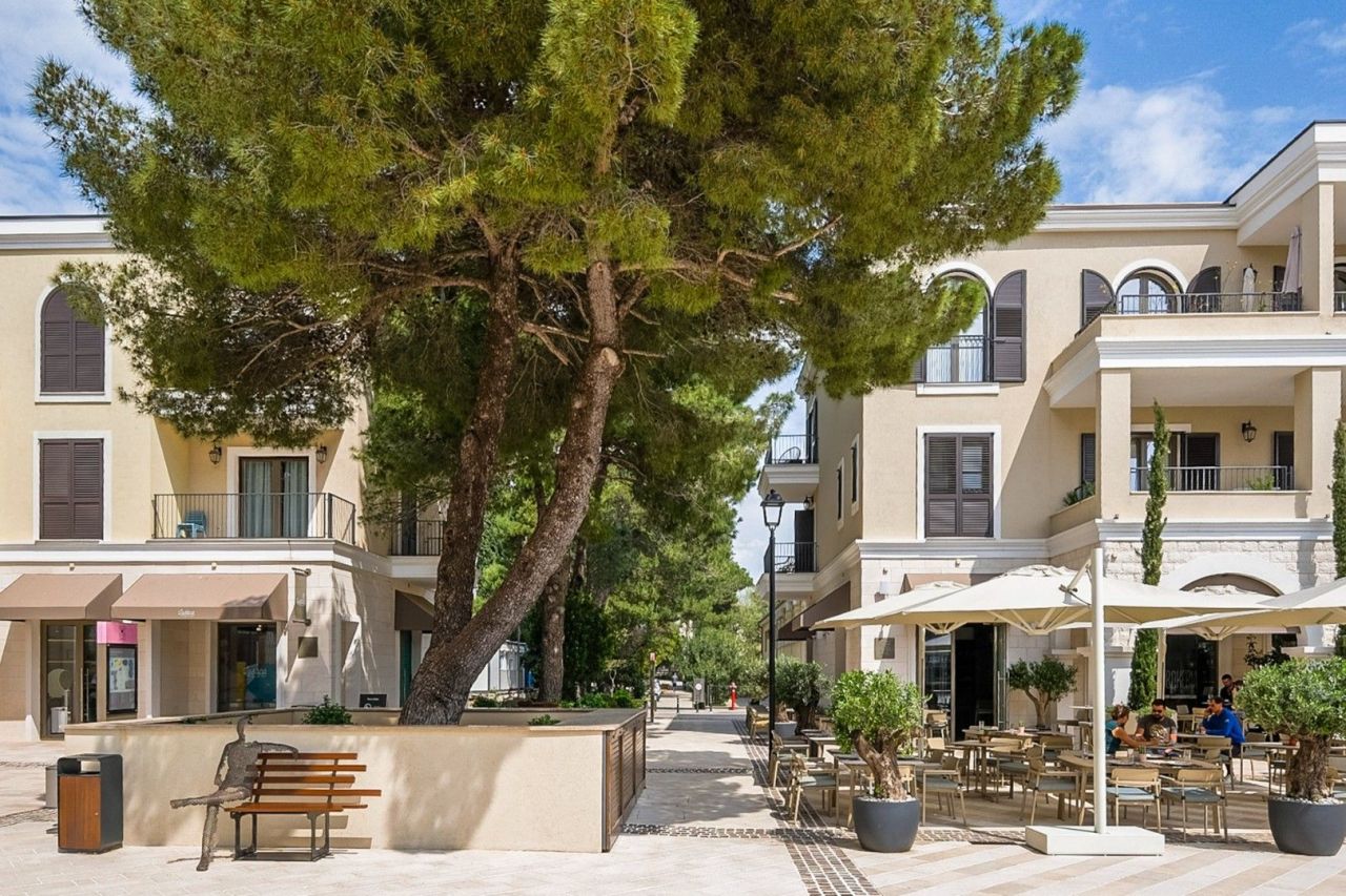 Коммерческая недвижимость в Радовичах, Черногория, 70 м² - фото 1