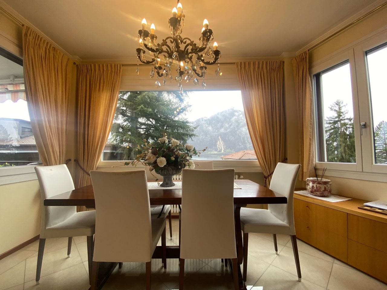 Квартира в Кампионе-д'Италия, Италия, 135 м² - фото 1
