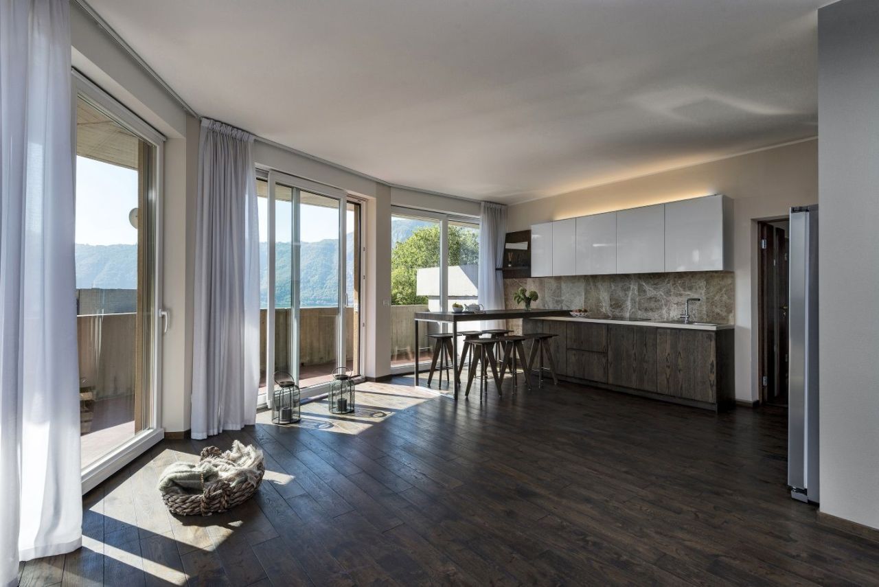 Квартира в Кампионе-д'Италия, Италия, 149 м² - фото 1
