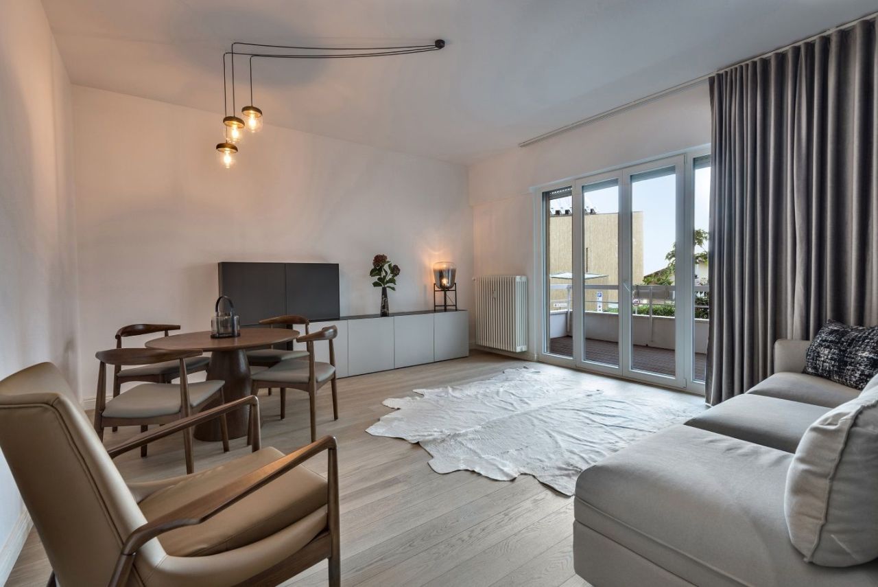 Квартира в Кампионе-д'Италия, Италия, 77 м² - фото 1